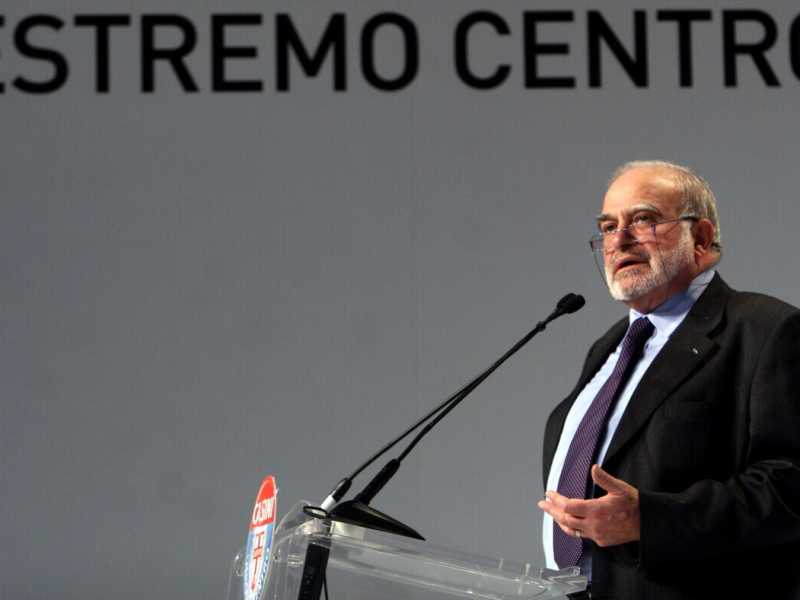 Savino Pezzotta, in una foto del 2009, scattata durante l'assemblea nazionale dell'Udc (LaPresse)