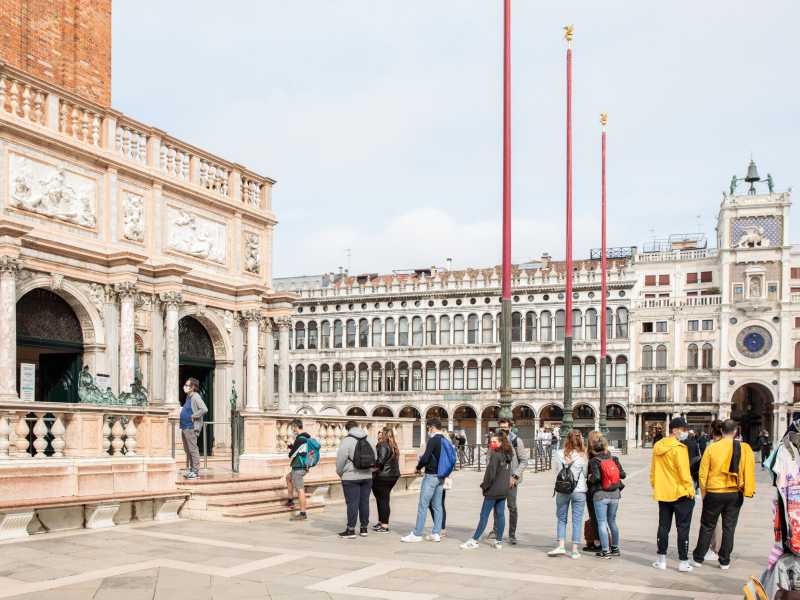 Turisti a Piazza San Marco, a Venezia (foto LaPresse)
