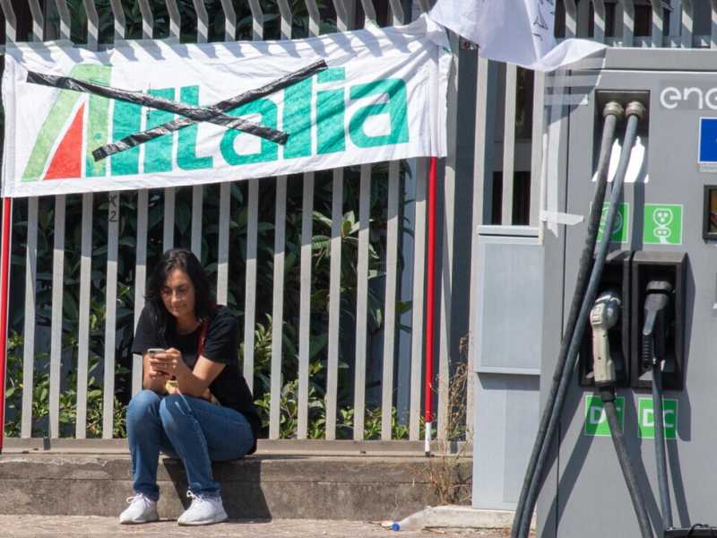 Presidio dei lavoratori&nbsp;del trasporto aereo nel corso dell'incontro tra la dirigenza della nuova compagnia e i sindacati. Foto Ansa<br />