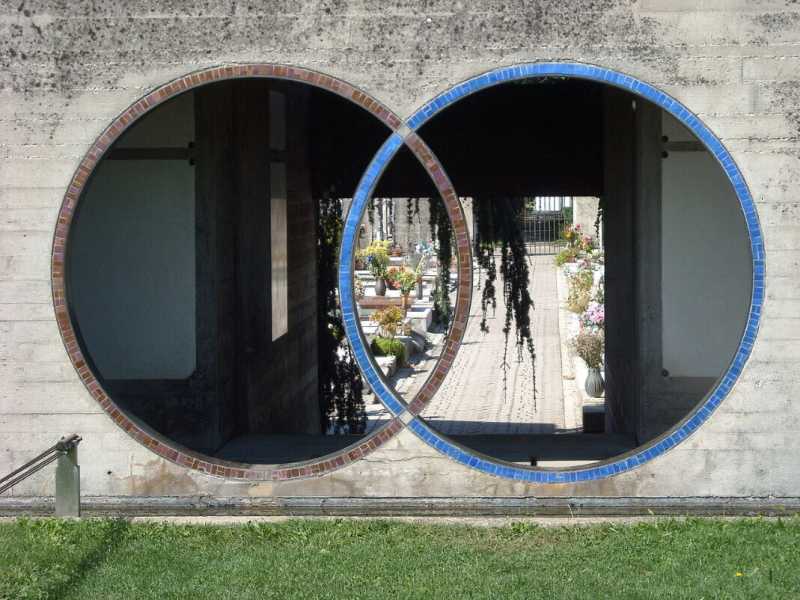<span class="mw-mmv-title">I due cerchi incrociati, qui ai propilei,  motivo ricorrente nella Tomba Brion cos&igrave; come in tutta l'architettura  scarpiana (da Wikipedia)</span>