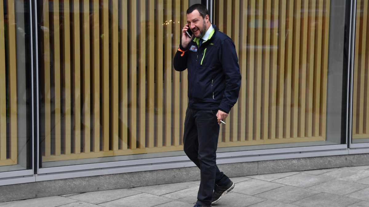 Immagine di Salvini condivide le sue gesta nella chat dei deputati, ma nessuno gli risponde più