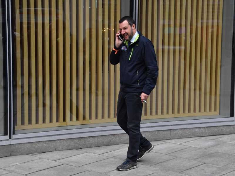 Salvini condivide le sue gesta nella chat dei deputati, ma nessuno gli risponde più