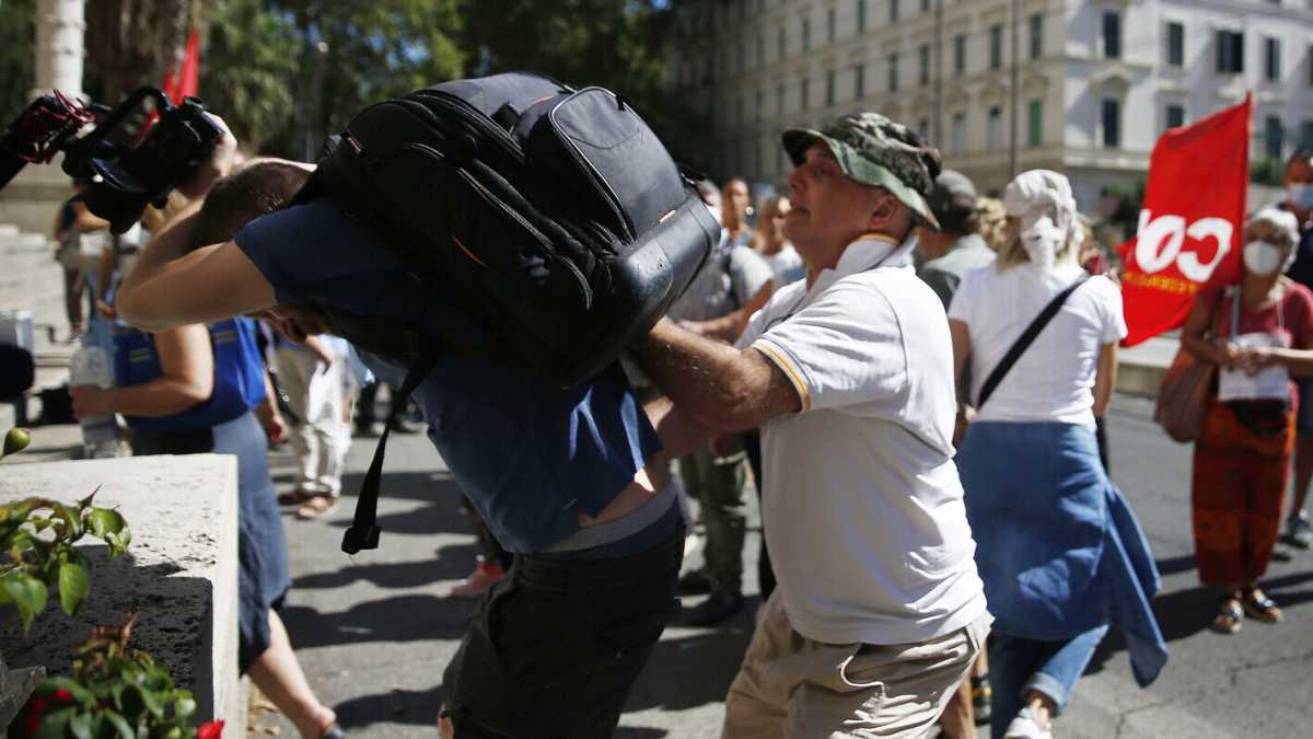 Immagine di Gli insulti, le liste dei "criminali" e le aggressioni. L'escalation violenta dei No pass