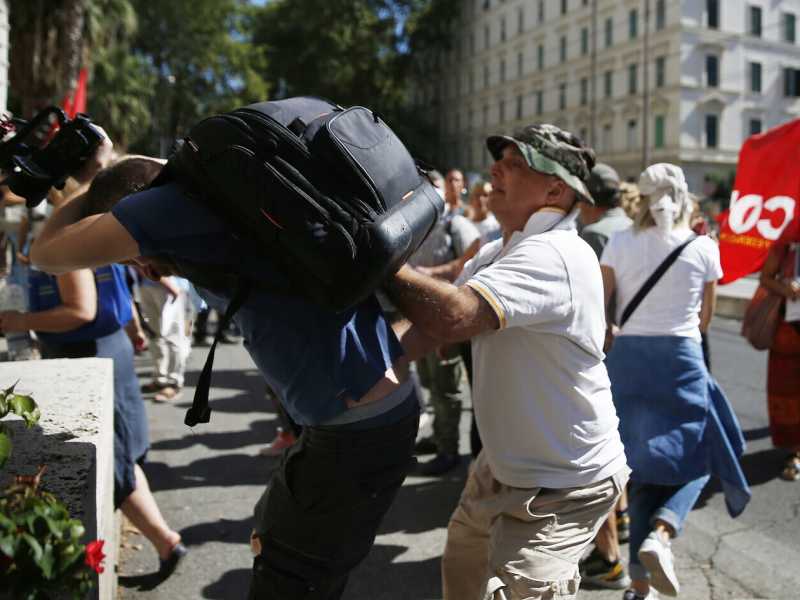 &nbsp;L'aggressione a Francesco Giovannetti, cronista di Repubblica, durante una manifestazione No pass a Roma (LaPresse)