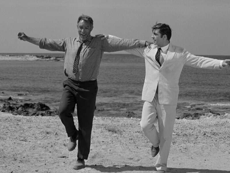 Anthony Quinn (Zorba) e Alan Bates (Basil) nella celebre scena finale di Zorba il greco (regia di Michael Cacoyannis, 1964)
