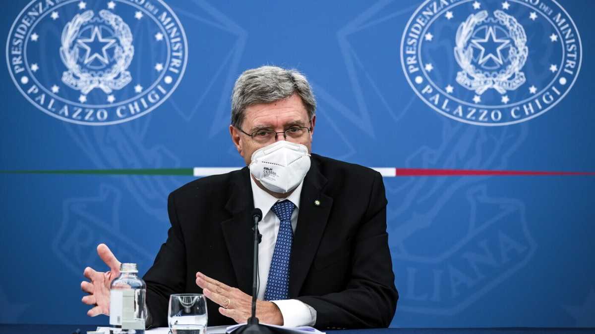 Immagine di "Ausiliari del traffico per controllare green pass. Basta benaltristi". Parla il ministro dei Trasporti, Giovannini