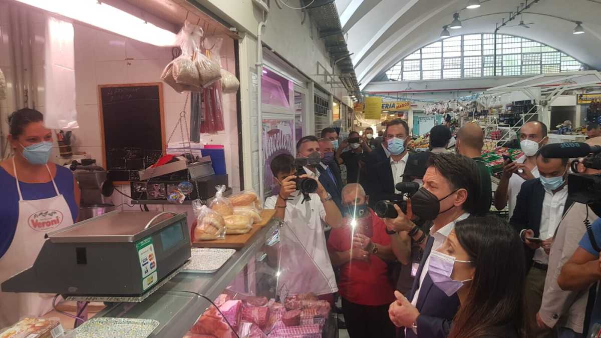Immagine di Conte si toglie la pochette e va a San Basilio per Raggi: gaffe e selfie: "Ao, sei bello!"