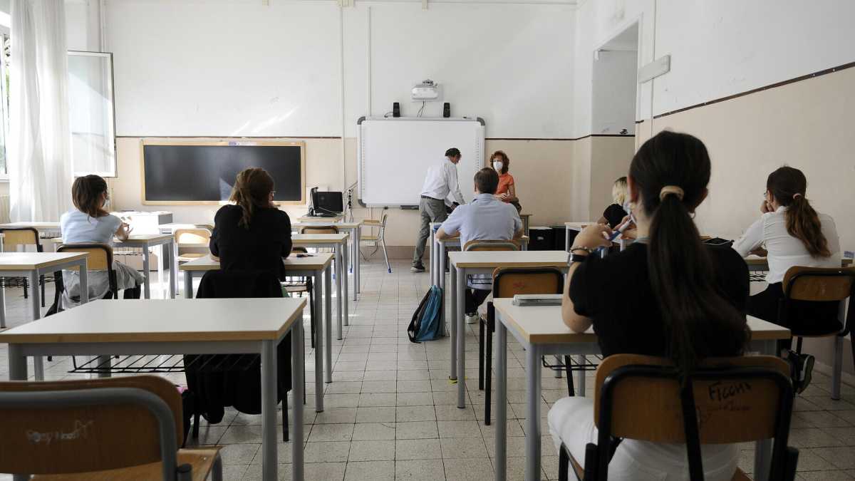 Immagine di Il governo vuole togliere la mascherina agli studenti, ma non spiega come