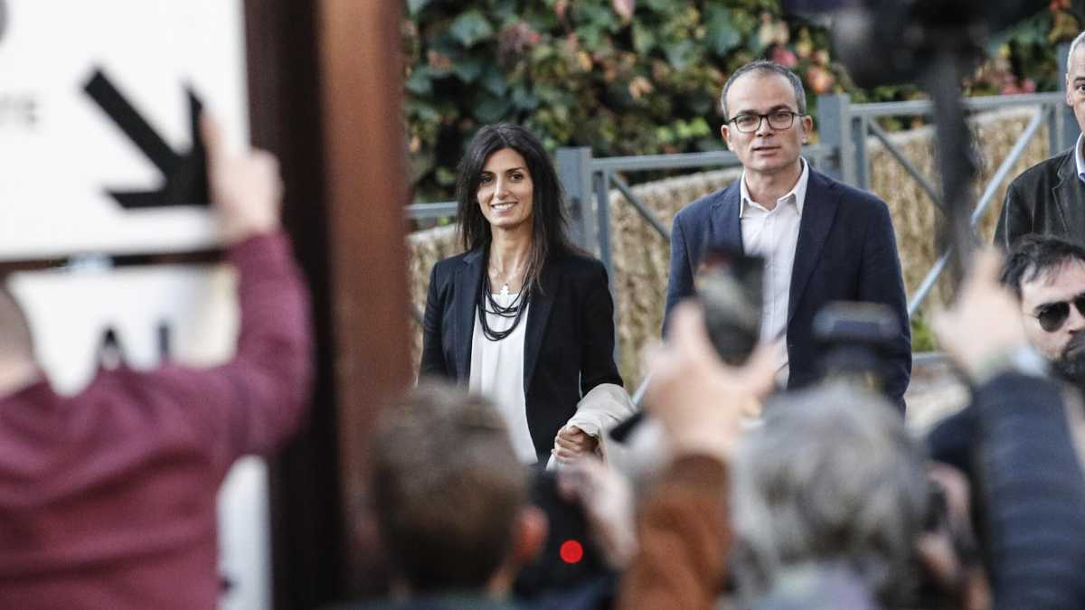 Immagine di 31 giorni con Virginia. La campagna elettorale parallela di Raggi curata dal marito