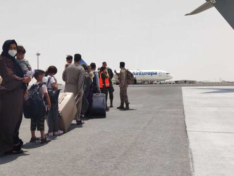 Afghani all'aeroporto di Kabul, in attesa di essere imbarcati (Ansa)