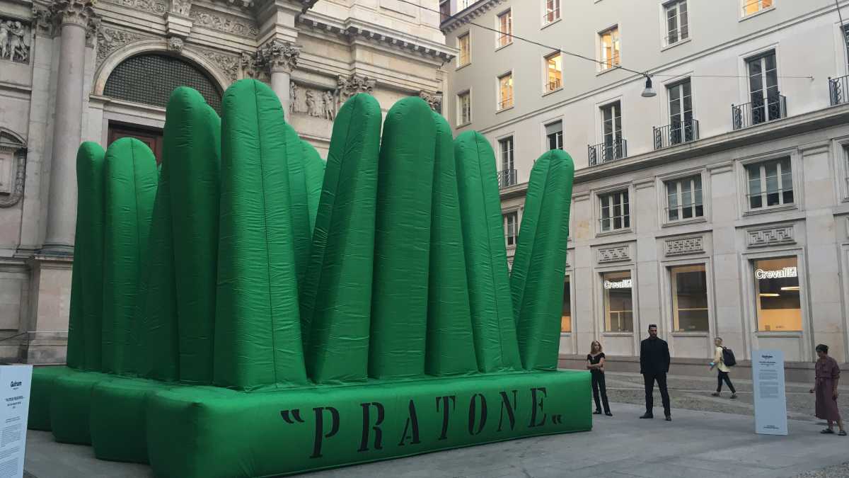 Immagine di Il Pratone della Milano Design Week parassitizza la chiesa di San Fedele