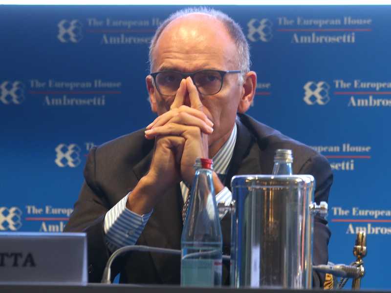 Letta e il congresso Pd: "Ora non spariamoci sui piedi". Spunta anche De Micheli