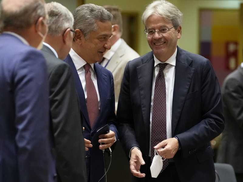 Paolo Gentiloni durante l'Eurogruppo con i ministri delle Finanze europei lo scorso luglio a Bruxelles (LaPresse)