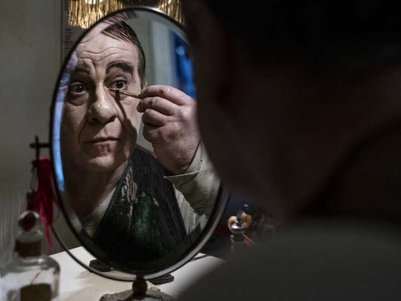 Toni Servillo interpeta Eduardo Scarpetta nel film "Qui rido io" di Mario Martone