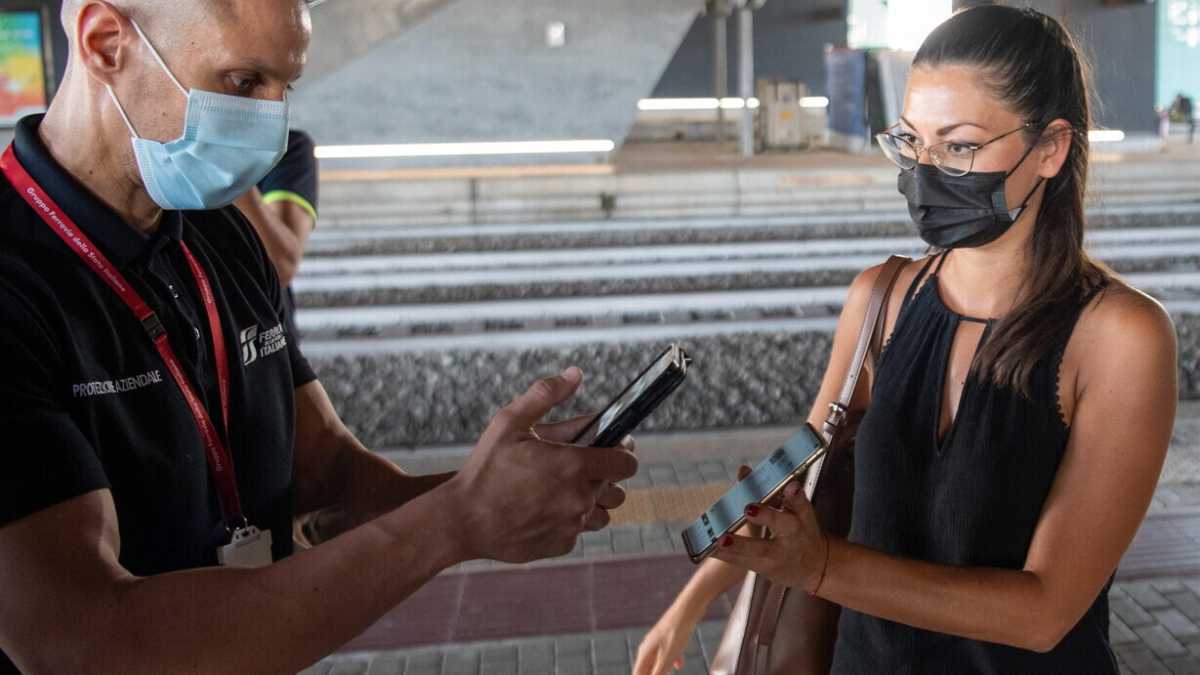 Immagine di Green pass solo ai vaccinati. Il Fatto indignato per il caso Panucci