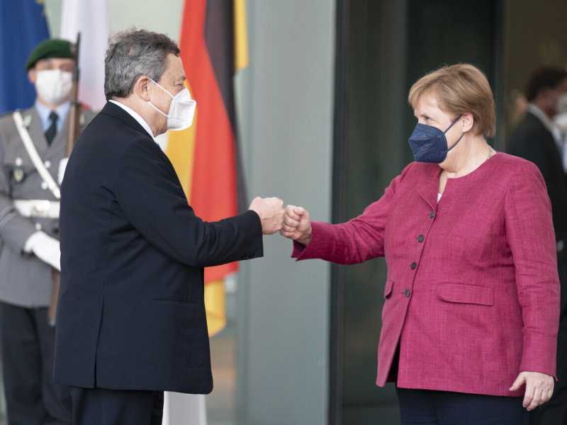 Il passaggio di consegne tra Angela Merkel e Mario Draghi