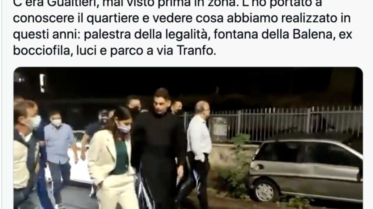 Immagine di Roma, Raggi e Gualtieri si litigano il prete antispaccio di San Basilio