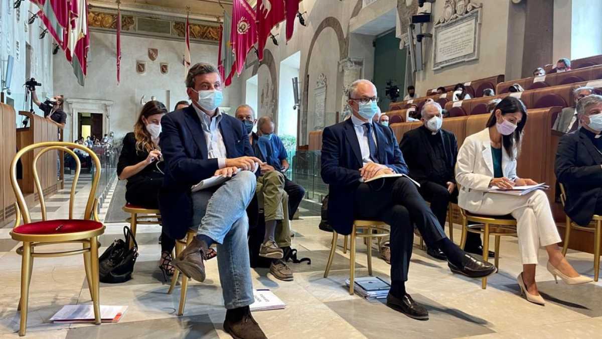 Immagine di La corrispondenza di amorosi sensi tra Raggi e Calenda
