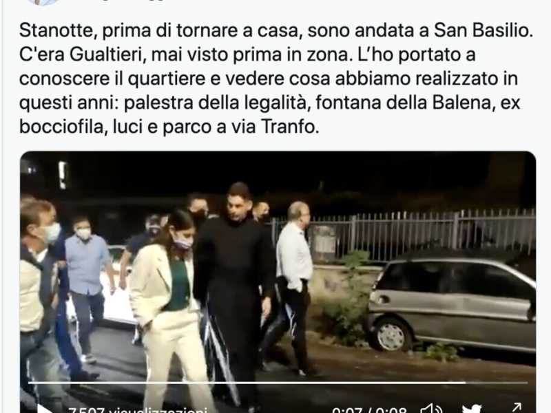 Roma, Raggi e Gualtieri si litigano il prete antispaccio di San Basilio