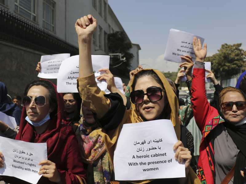 Donne afghane manifestano a Kabul per i loro diritti, a inizio settembre (LaPresse)