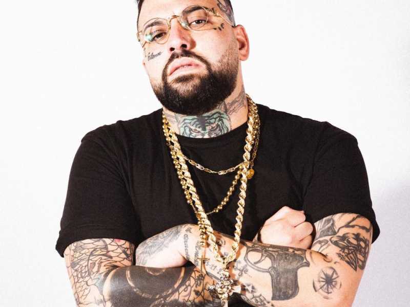 Il cantante neomelodico palermitano Niko Pandetta, che &egrave; solito dedicare i suoi concerti a chi si trova in regime di 41-bis (foto dal suo profilo Facebook)&nbsp;<br />