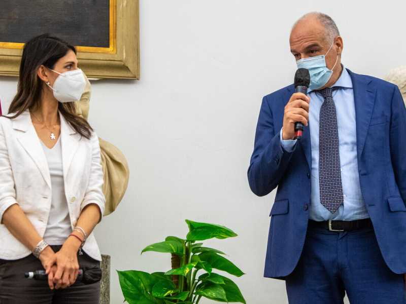 Michetti annulla dibattiti e conferenze. Raggi lo sfida con un tweet in latino