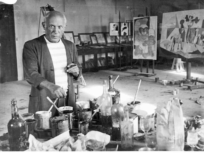 Pablo Picasso nel suo studio ad Antibes nel 1946 (ANSA /Michel Sima)&nbsp;<br />