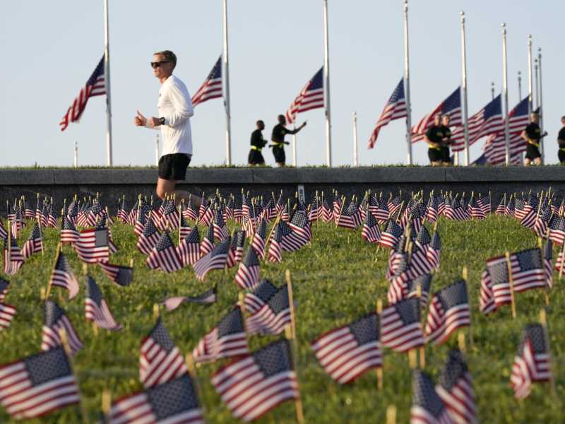 Bandierine americane per commemorare le vittime di Covid-19