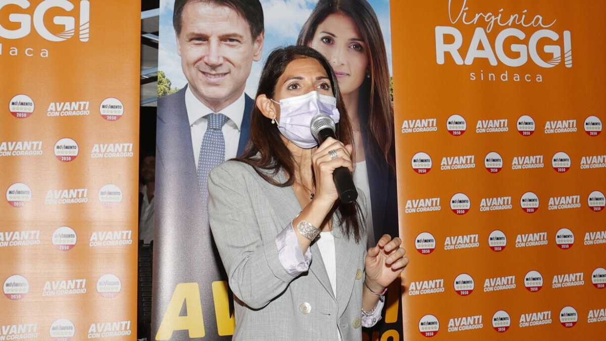 Immagine di Raggi, la sindaca "Nì vax" che colleziona tamponi. Il Pd: "Chi li paga?"