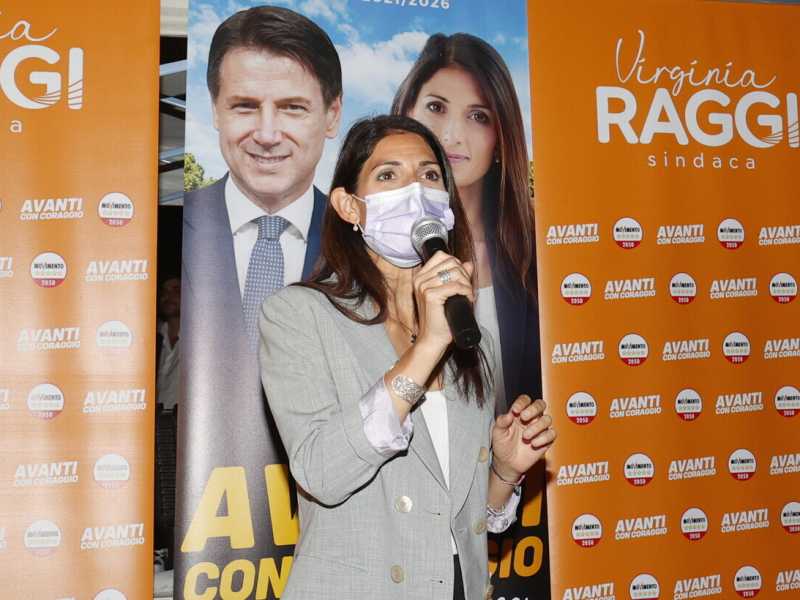 Raggi, la sindaca "Nì vax" che colleziona tamponi. Il Pd: "Chi li paga?"