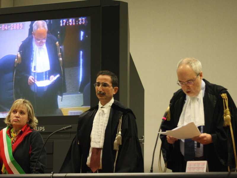 Angelo Pellino legge la sentenza contro Provenzano e Riina nel 2009 (Ansa)&nbsp;<br />
