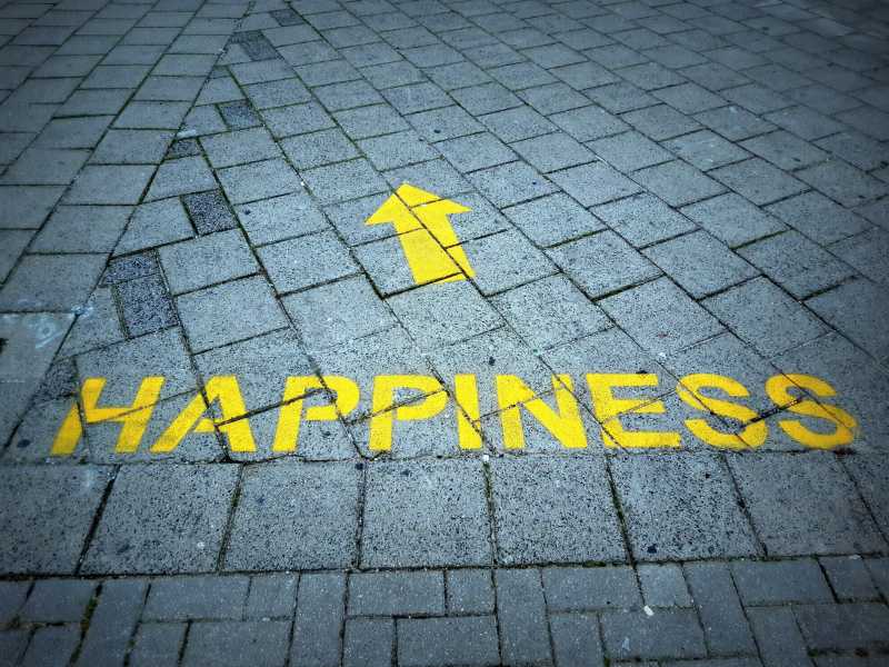 'Felicit&agrave;', il graffito su una strada ad Amsterdam (Foto Unsplash)