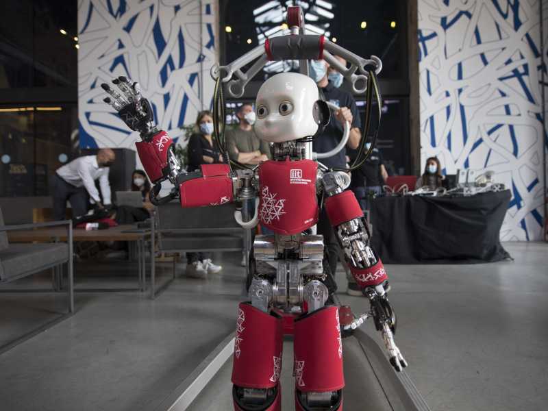 Il Robot androide iCube alla Italian Tech Week 2020-2021 (LaPresse)