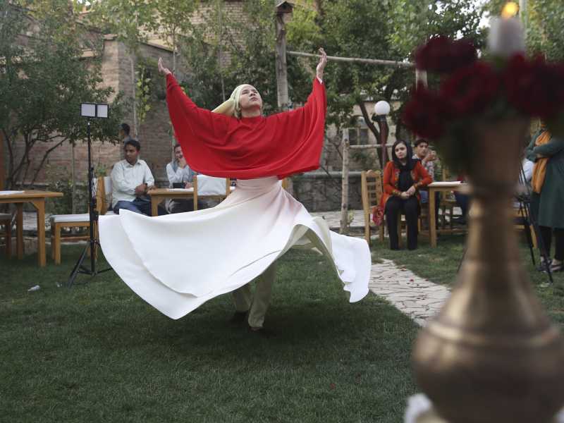 Fahima Mirzaie esegue la danza sufi a Kabul, in Afghanistan, il 20 agosto del 2020 (LaPresse)<br />