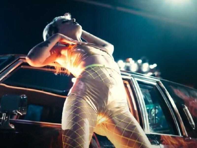 Signore per forza. Così la scrittura si trasforma in una tavolata di femmine contro maschi