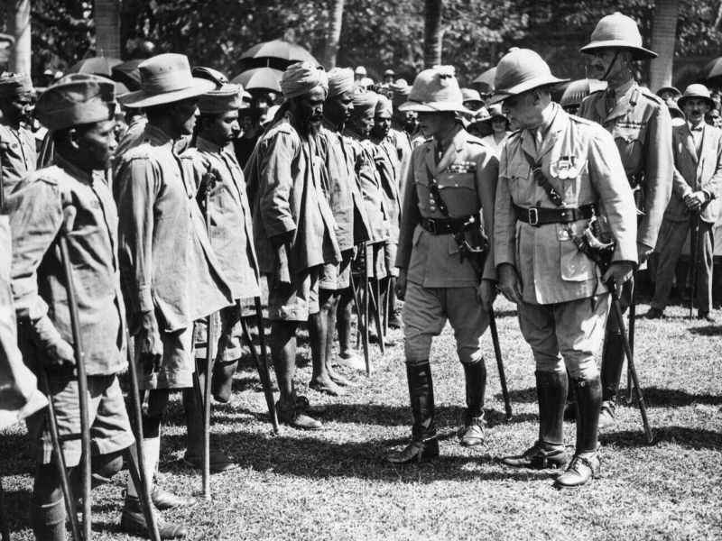 Edoardo il Principe di Galles, poi re Edoardo VIII, ispeziona i soldati mutilati durante una visita a Bombay (Central Press/Getty Images)&nbsp;<br />