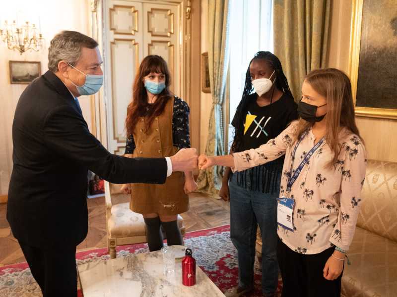 Il premier Draghi incontra Greta Thunberg e le altre attiviste per il clima (LaPresse)