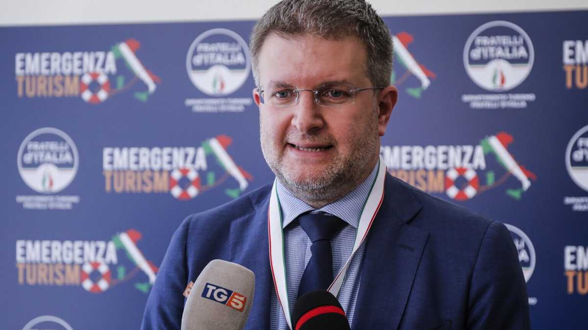 Immagine di Finanziamenti illeciti, Carlo Fidanza si autosospende da Fratelli d'Italia