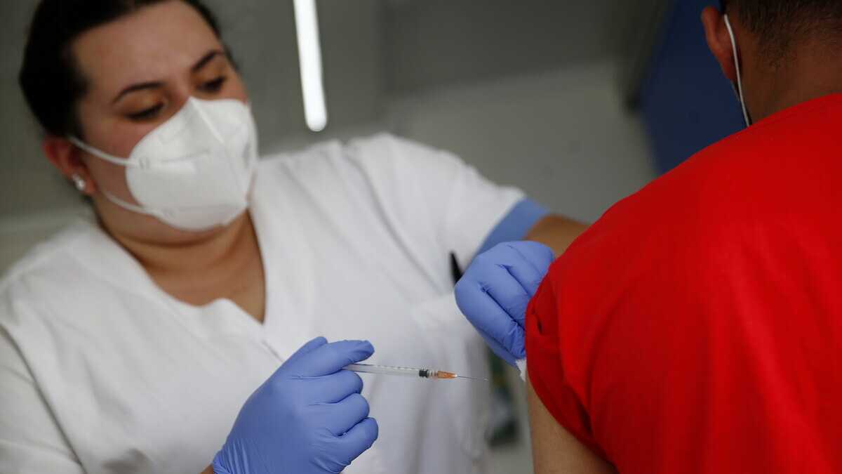 Immagine di L'Ema ha dato il via libera alla terza dose del vaccino anti Covid a immunodepressi e over 18