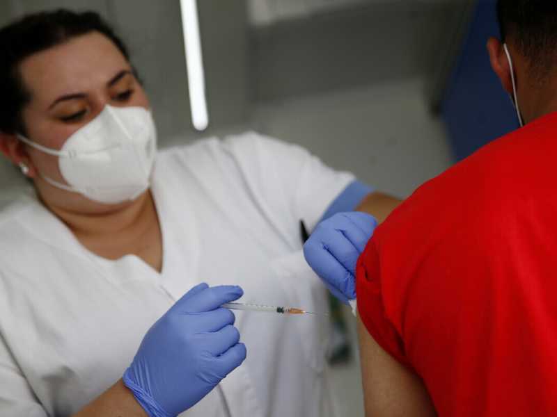 L'Ema ha dato il via libera alla terza dose del vaccino anti Covid a immunodepressi e over 18