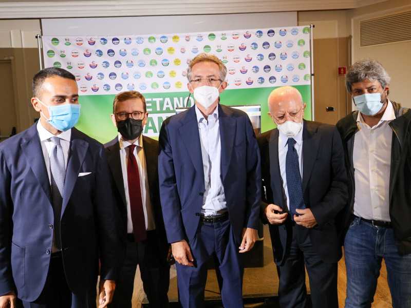 La falange sfogliatella. Da De Luca a Di Maio: è il miracolo di Napoli