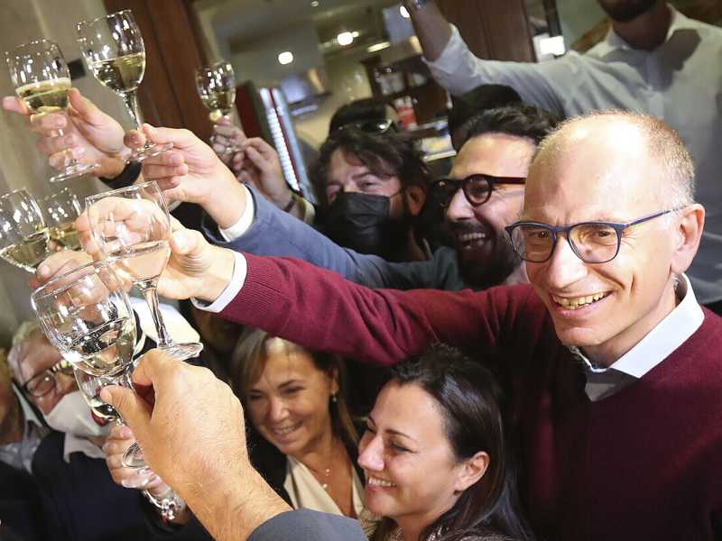 Enrico Letta festeggia la vittoria nel collegio di Siena (foto Ansa)