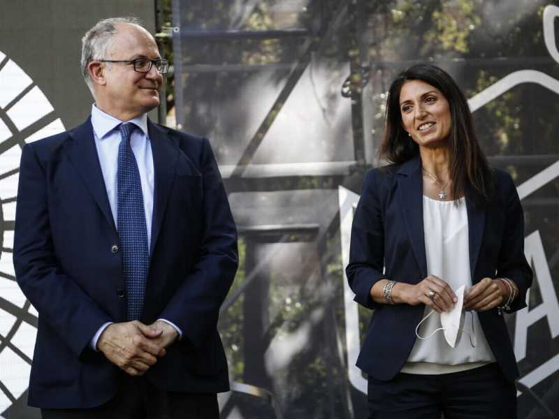 Giuseppe Gualtieri e Virginia Raggi (Ansa)