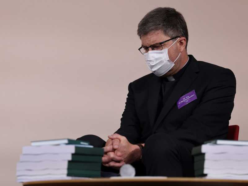 Il vescovo Eric de Moulins-Beaufort, presidente della Conferenza episcopale francese, alla pubblicazione del rapporto Ciase (Thomas Coex, AP)&nbsp;<br />
