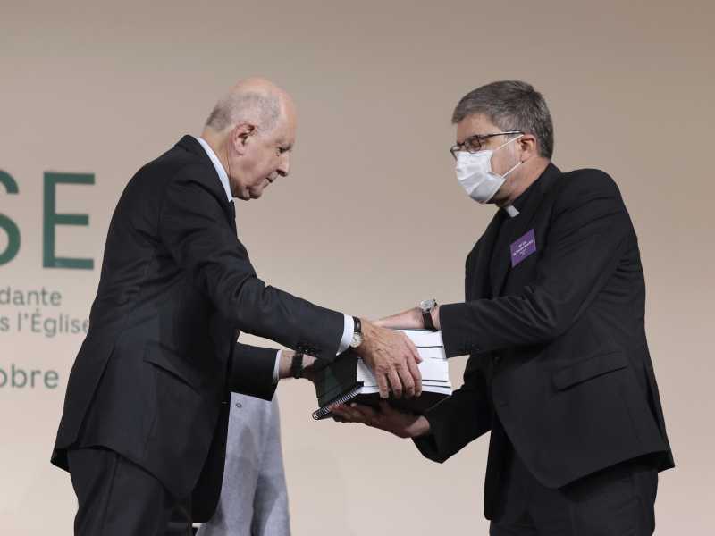 Il vescovo Eric de Moulins-Beaufort, presidente della Conferenza episcopale francese, alla pubblicazione del rapporto Ciase (LaPresse)<br />