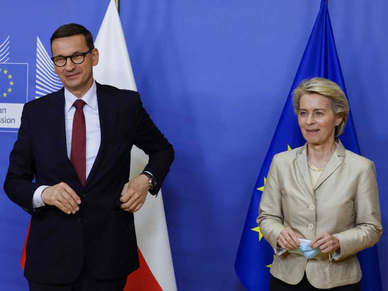 Mateusz Morawiecki e Ursula von der Leyen in un bilaterale a Bruxelles il 13 luglio 2021 (LaPresse)<br />