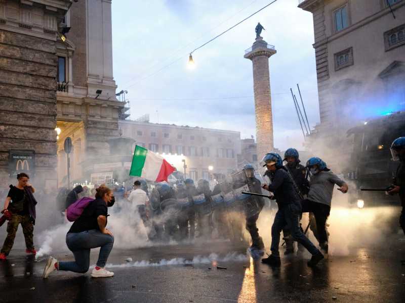 Uno scatto delle proteste contro il Green pass a Roma (LaPresse)