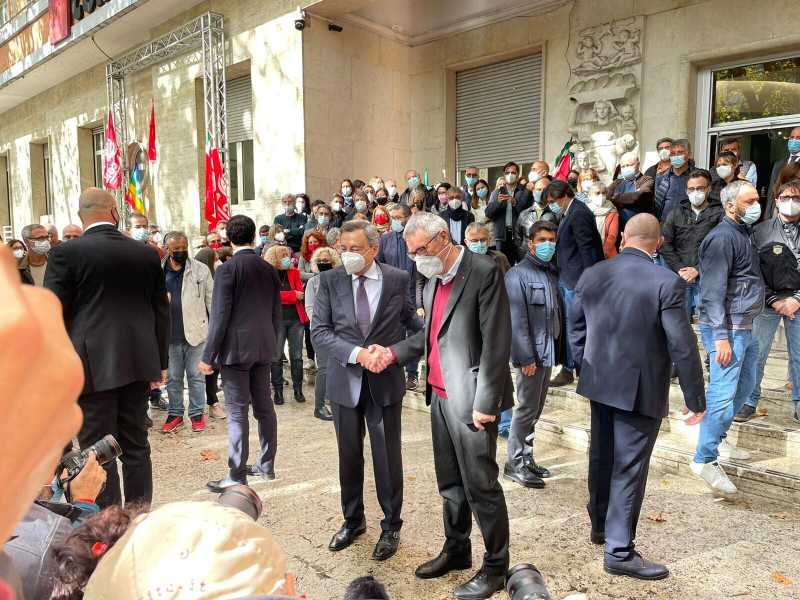 La solidarietà di Draghi alla Cgil colpita dai No green pass