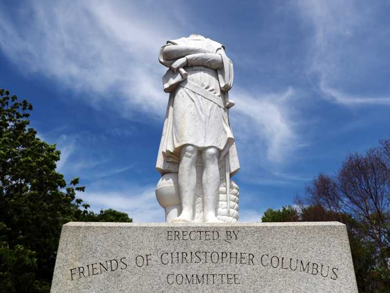 La statua di Colombo decapitata a Boston il 10 giugno 2020 (Tim Bradbury/Getty Images)&nbsp;<br />