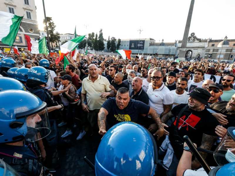 Scontri alla manifestazione no pass a Roma (Ansa)<br />&nbsp;